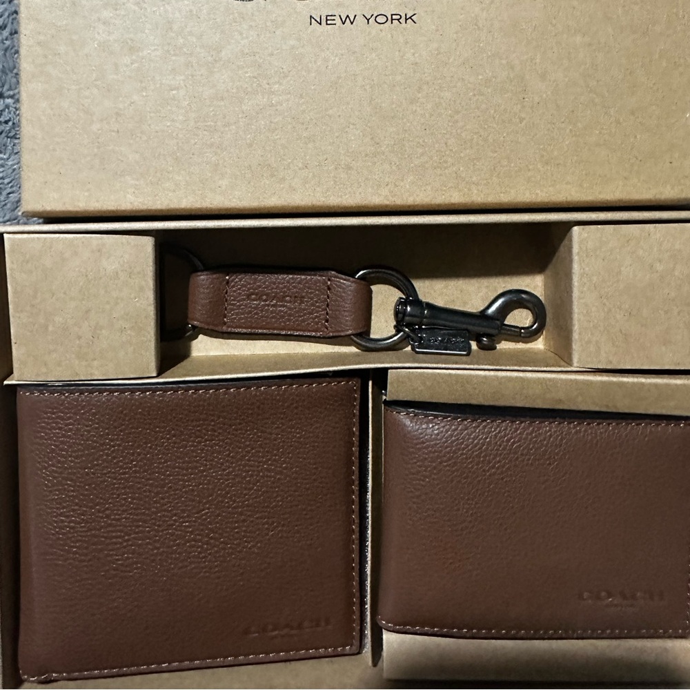 Mend’s Coach wallet gift set with card holder and key ring. New, Authentic